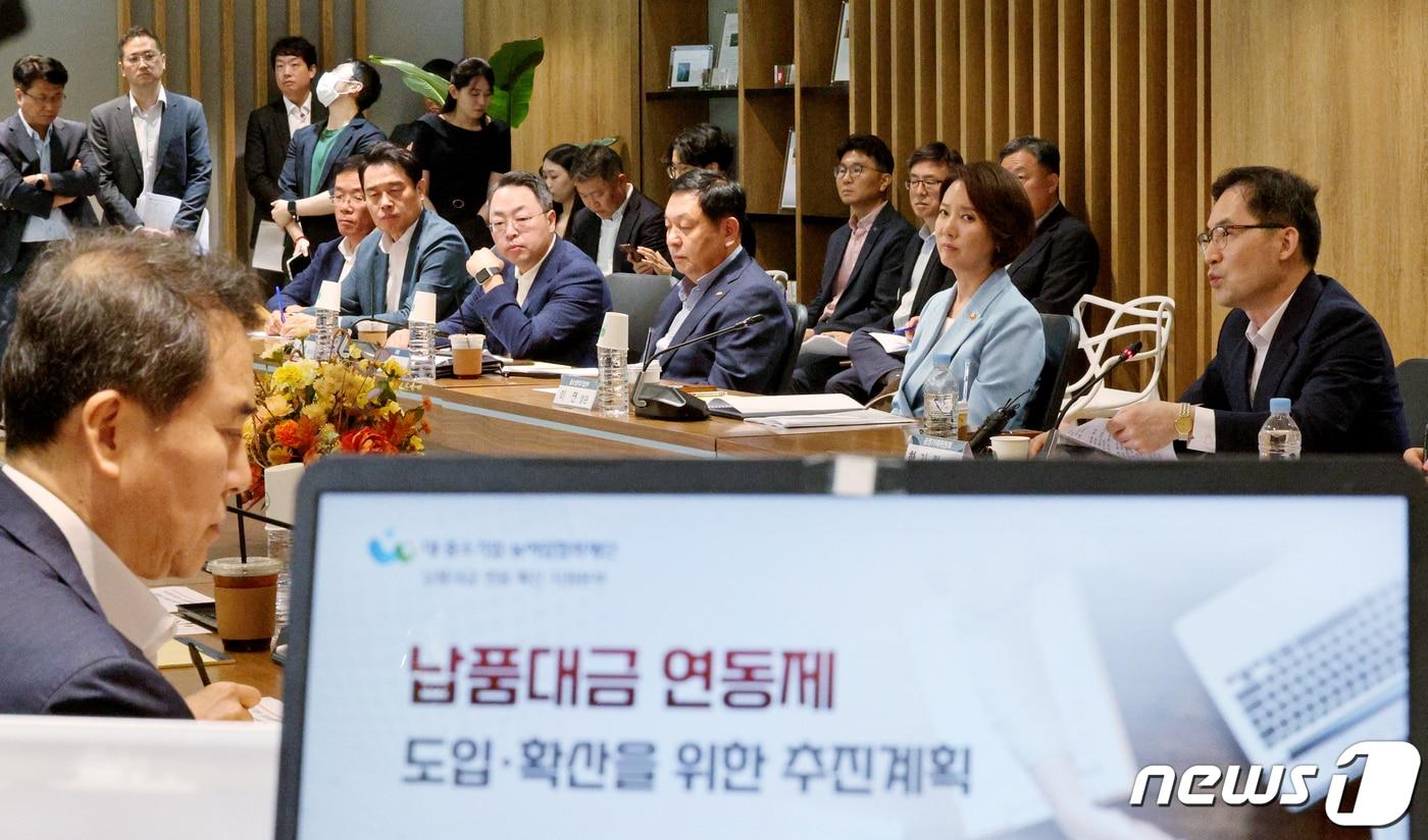본문 이미지 - 서울 강서구 LG사이언스파크에서 열린 중소벤처기업부·공정위 합동 납품대금 연동제 현장안착 간담회/뉴스1 ⓒ News1 장수영 기자
