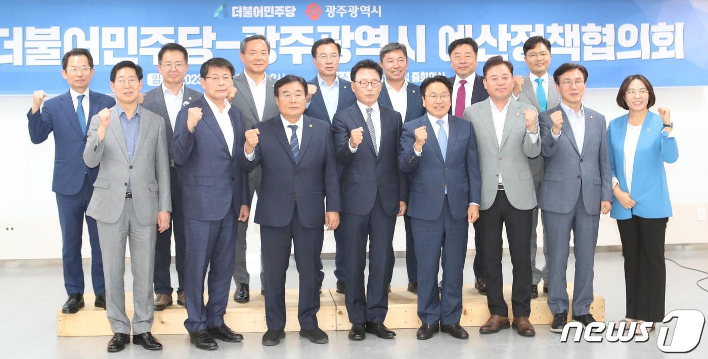본문 이미지 - 11일 광주광역시청에서 열린 2023더불어민주당 - 광주시 예산정책협의회에서 박광온 원내대표와 송갑석 최고위원, 강기정 광주시장 등이 앞서 기념사진을 찍고 있다. 2023.9.11/뉴스1 ⓒ News1 김태성 기자