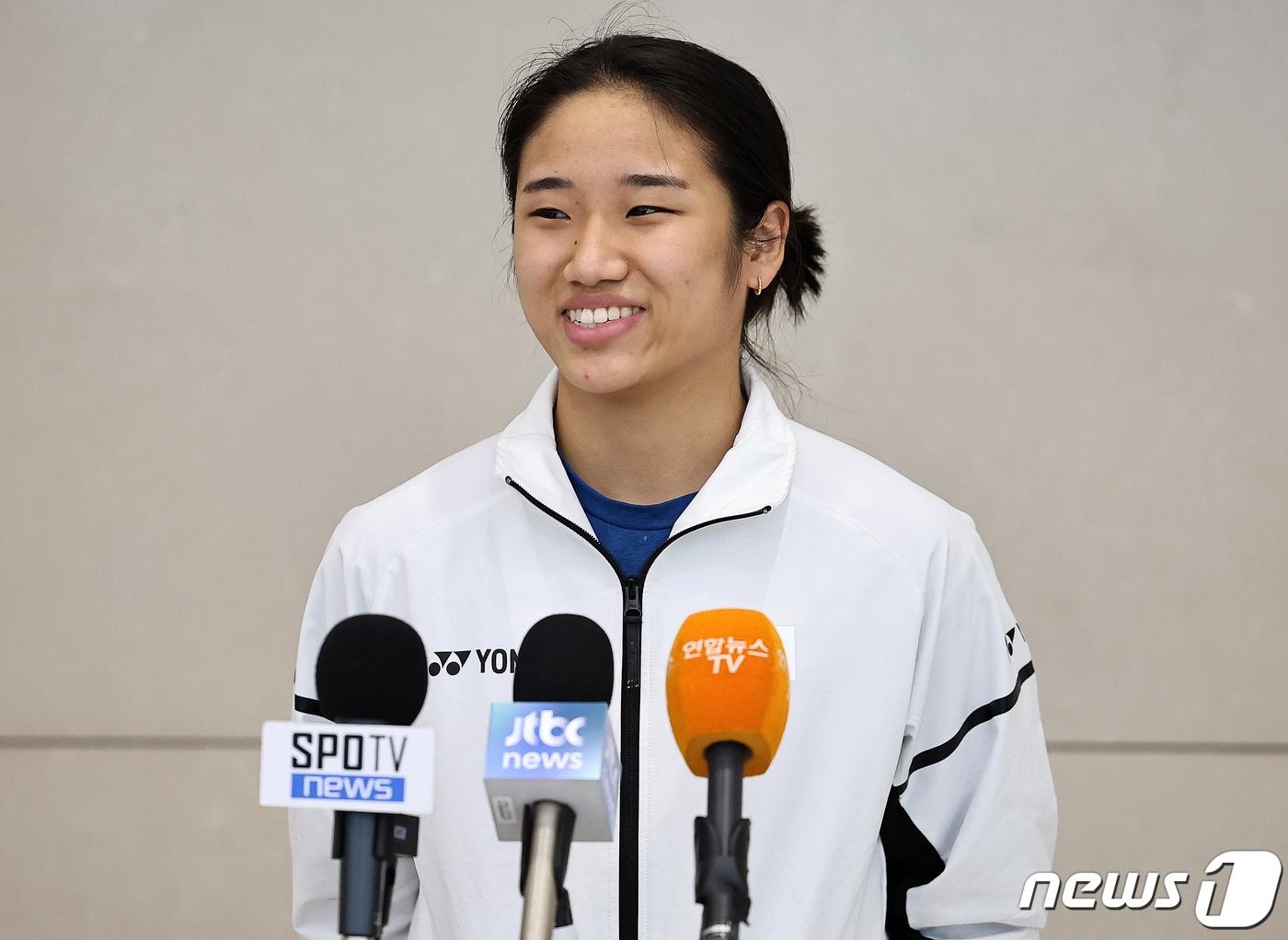 본문 이미지 - 2023 세계배드민턴연맹(BWF) 월드투어 중국 오픈 여자 단식 정상에 오른 ‘셔틀콕 퀸’ 안세영이 11일 오후 인천국제공항을 통해 귀국 후 취재진과 인터뷰를 하고 있다. 2023.9.11/뉴스1 ⓒ News1 김진환 기자