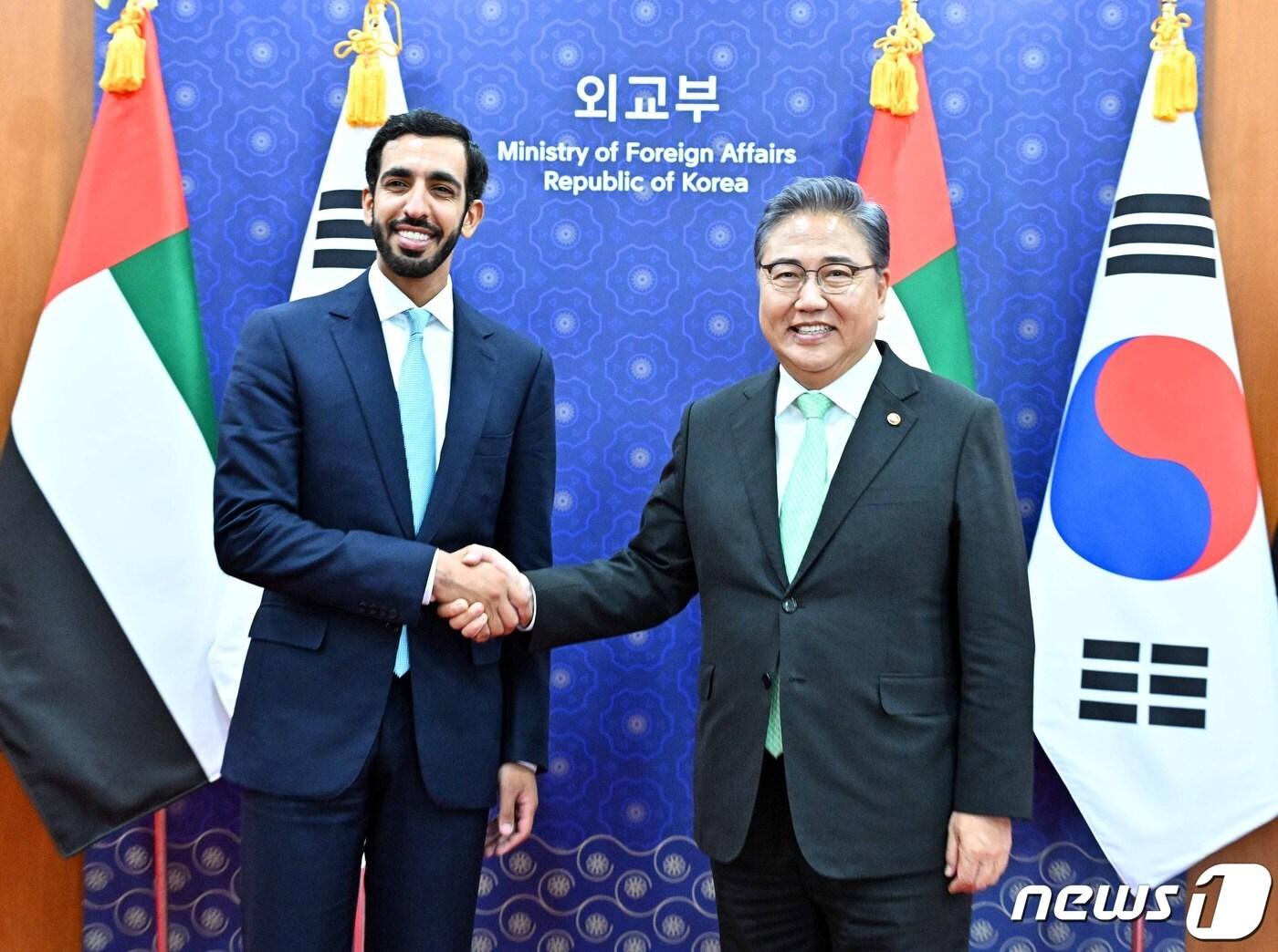 본문 이미지 - 박진 외교부 장관(오른쪽)과 샤크부트 빈 나흐얀 알 나흐얀 아랍에미리트연합(UAE) 아프리카 담당 국무장관. (외교부 제공) 2023.9.11/뉴스1