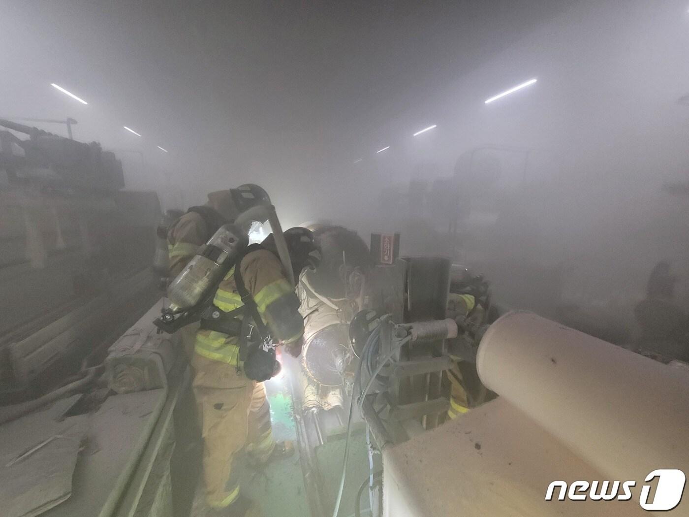 본문 이미지 - 11일 오전 10시쯤 경북 구미시 시미동 한 섬유공장에서 불이 나 출동한 소방관들이 진화작업을 벌이고 있다. (경북소방본부 제공) 2023.9.12/뉴스1