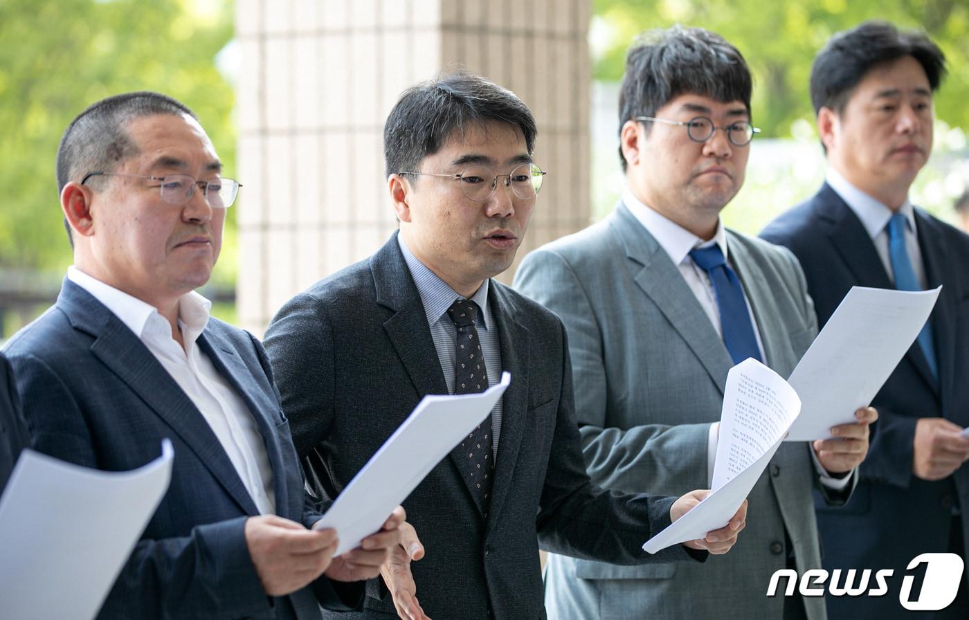 조상호&#40;왼쪽에서 두 번째&#41; 더불어민주당 법률위원회 부위원장을 비롯한 위원들이 12일 오전 경기 과천시 과천정부종합청사에서 공권력 남용, 수사권 오용, 기소권 악용 쌍방울 사건 관련 직무유기 고발 기자회견을 하고 있다. 2023.9.12/뉴스1 ⓒ News1 이승배 기자