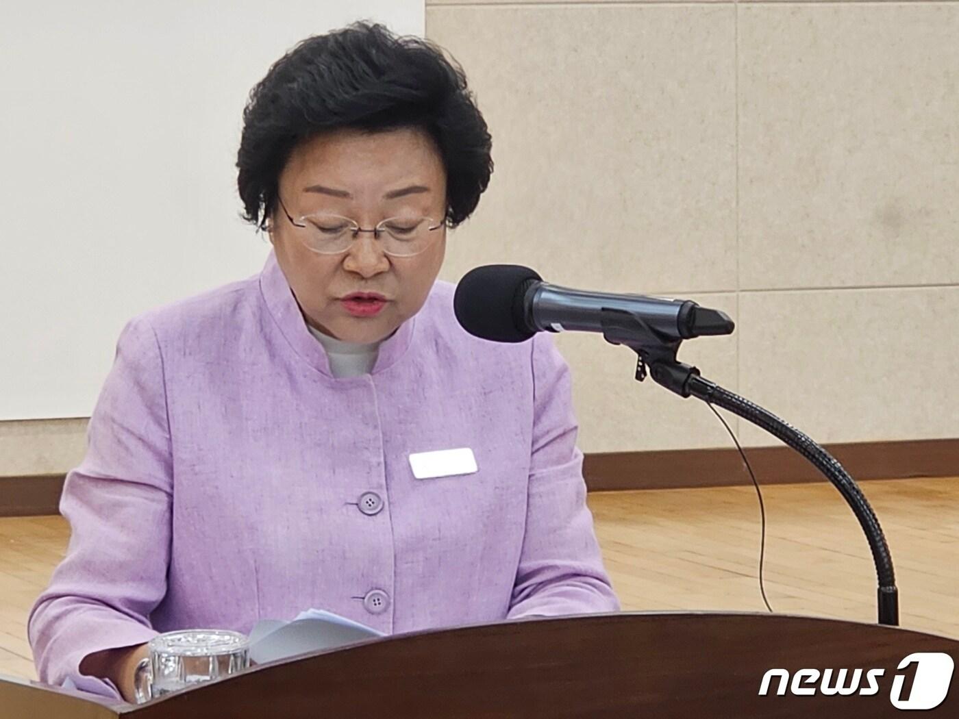 본문 이미지 - 김경희 이천시장이 12일 시청 대회의실에서 언론브리핑을 갖고 “이천 시립 화장시설 건립을 원점에서 재추진하겠다”고 밝히고 있다.“ ⓒ News1 김평석 기자
