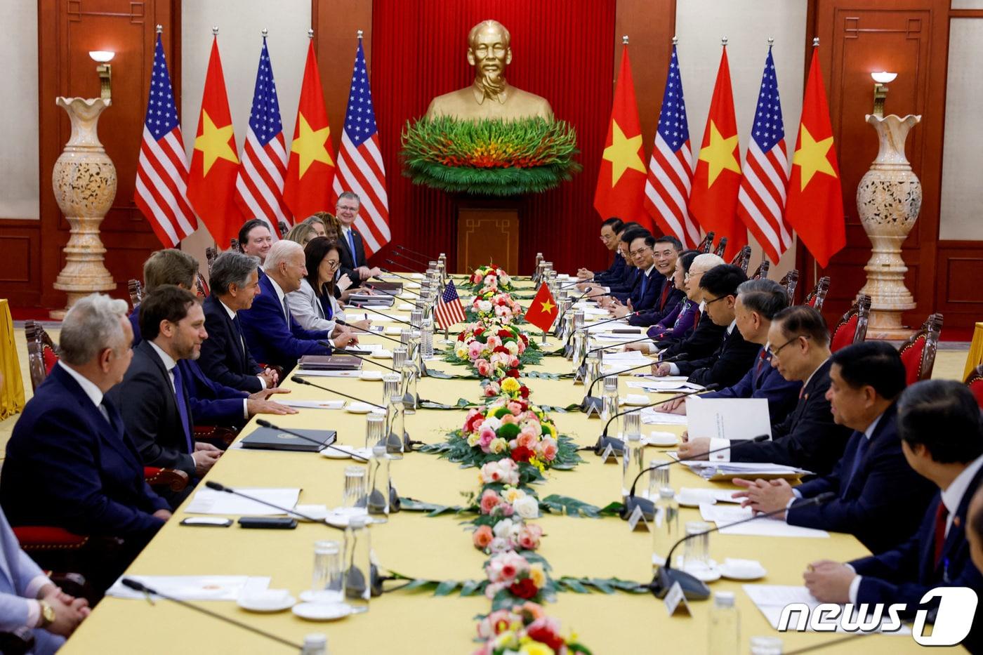 본문 이미지 - 조 바이든 미국 대통령이 11일(현지시간) 베트남을 국빈 방문해 하노이 공산당 본부에서 응우옌 푸 쫑 공산당 서기장과 회담을 하고 있다. 2023.9.12 ⓒ 로이터=뉴스1 ⓒ News1 우동명 기자