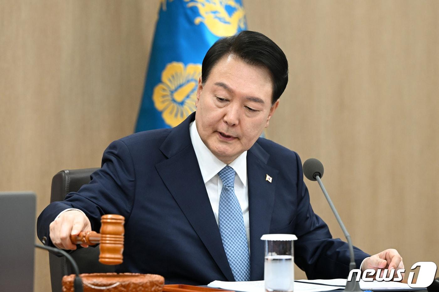 본문 이미지 - 윤석열 대통령이 12일 오전 용산 대통령실 청사에서 열린 제38차 국무회의를 주재하며 의사봉을 두드리고 있다. (대통령실 제공) 2023.9.12/뉴스1 ⓒ News1 오대일 기자
