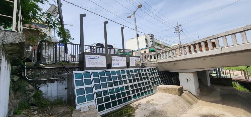 본문 이미지 - 서울 강북구가 우이천 산책로 악취 문제를 해결하기 위해 쌍한교에 설치한 악취차단수문 및 악취저감장치. (강북구 제공)