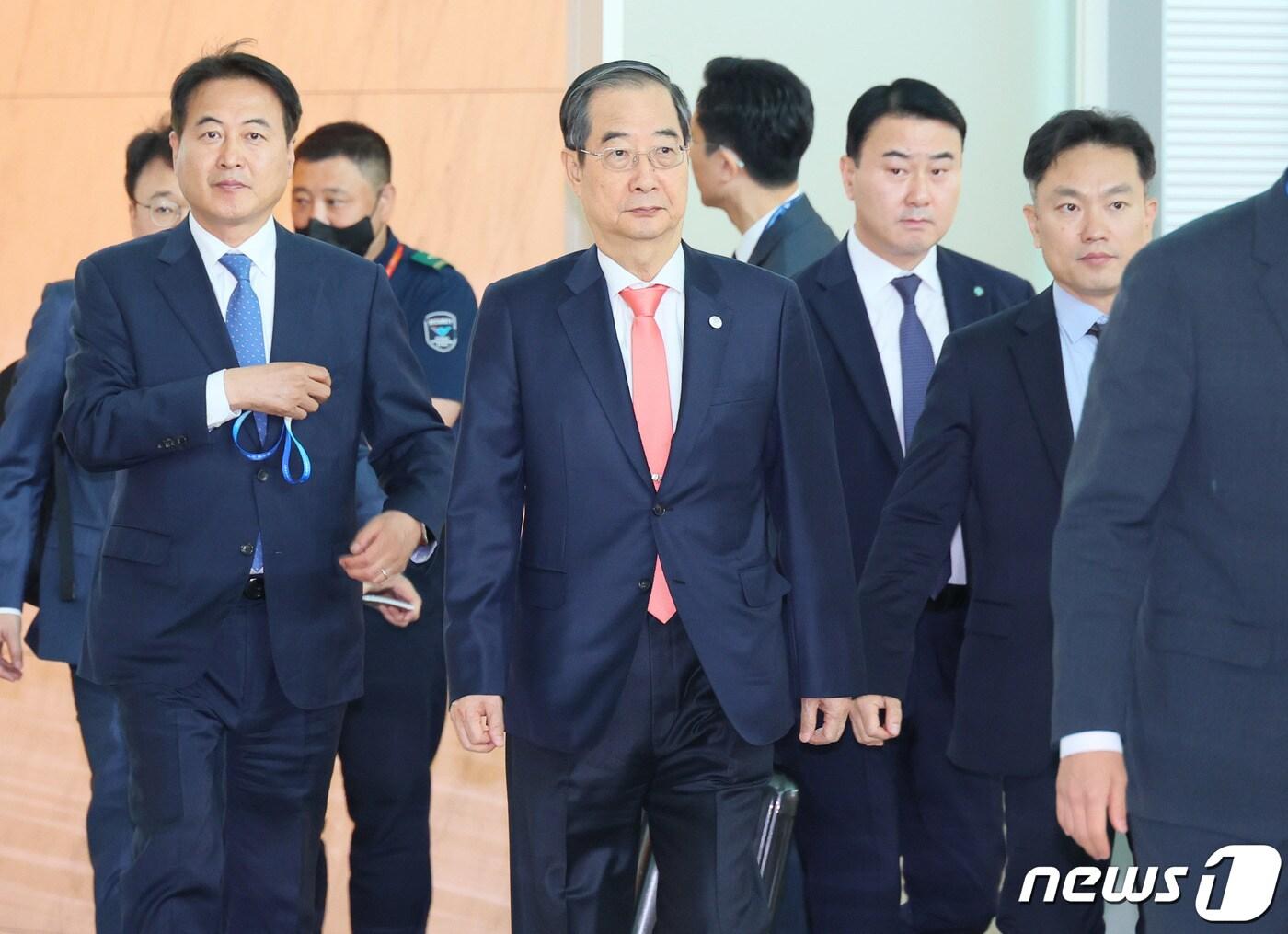 본문 이미지 - 한덕수 국무총리가 3박5일 간 동유럽 국가인 체코·폴란드를 방문하기 위해 지난 11일 오전 인천국제공항을 통해 출국하고 있다. (총리실 제공) 2023.9.12/뉴스1
