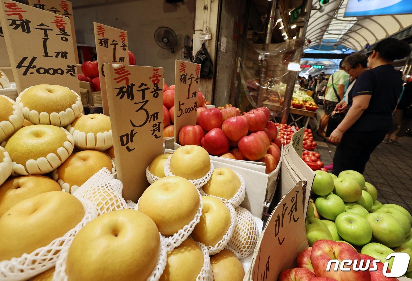 서울 동대문구 청량리 종합시장에 제수용 과일이 진열돼 있다. 2023.9.12/뉴스1 ⓒ News1 구윤성 기자