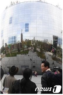 본문 이미지 - 지난 3월 오세훈 서울시장이 유럽 출장 중 '디포 보이만스 판 뵈닝언'을 관람하고 있다. (서울시 제공) 