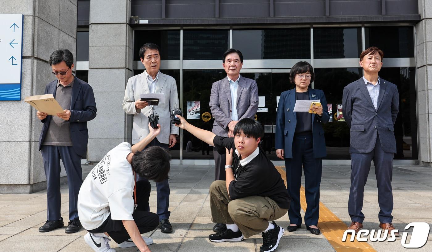 본문 이미지 - 김찬태, 류일형, 이상요, 정재권, 조숙현 KBS 이사들이 12일 오후 KBS 김의철 사장 해임 제청안 의결에 항의하는 입장을 밝히고 있다. KBS 이사회는 이날 12일 김의철 KBS 사장에 대한 해임제청안을 의결했다. 2023.9.12/뉴스1 ⓒ News1 김도우 기자