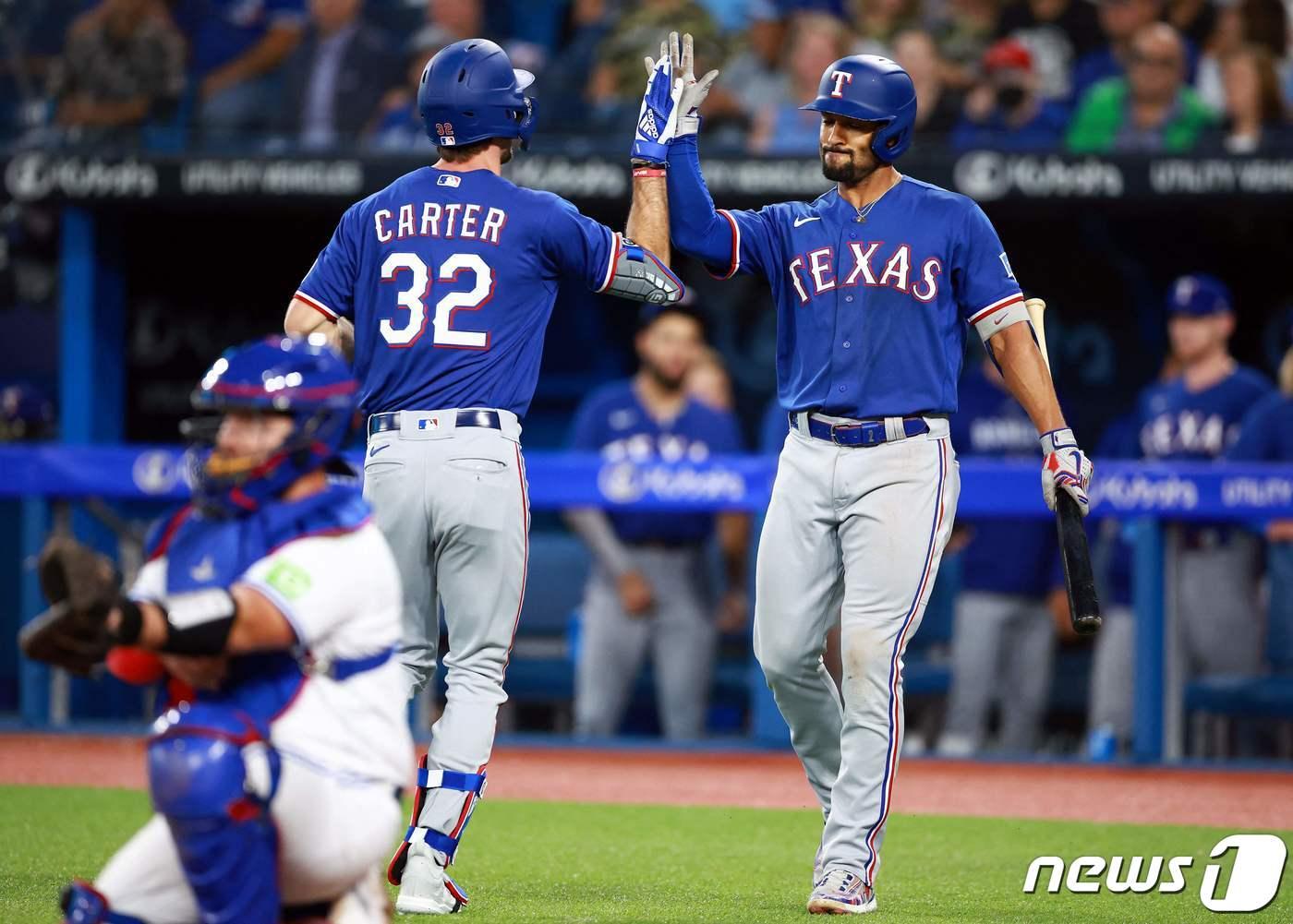 본문 이미지 - 토론토 블루제이스는 12일(한국시간) 열린 메이저리그 홈 경기에서 텍사스 레인저스에 대패했다. ⓒ AFP=뉴스1