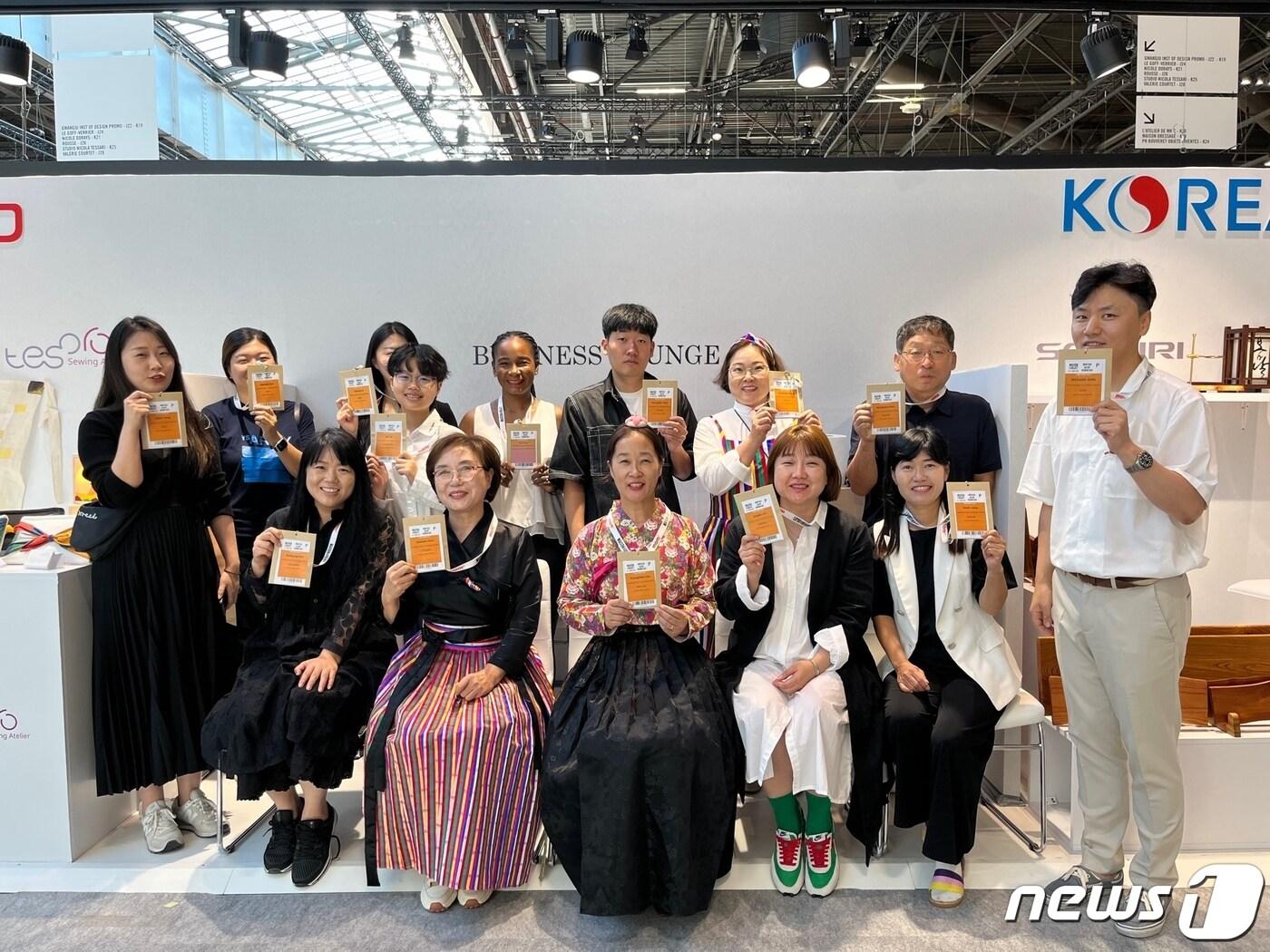 본문 이미지 - ‘2023 파리 메종&오브제’에 참가한 광주지역 공예공방 관계자들이 기념 사진을 찍고 있다.(광주디자인진흥원 제공)/뉴스1 
