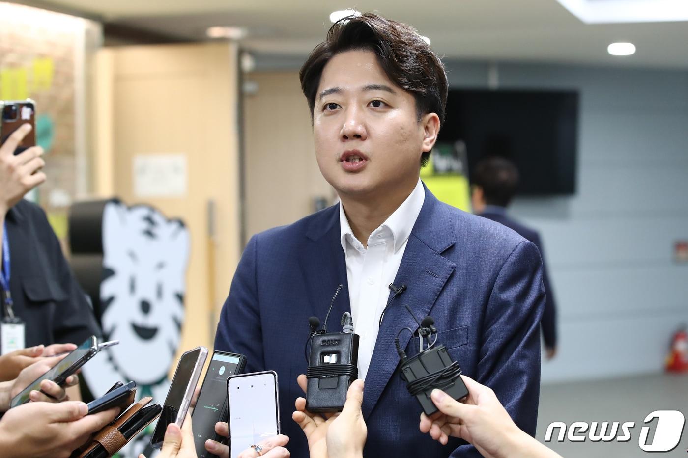 본문 이미지 - 이준석 전 국민의힘 대표가 12일 오후 대구대학교 경산캠퍼스 학생회관에서 열린 초청특강에 앞서 취재진의 질문에 답하고 있다. 2023.9.12/뉴스1 ⓒ News1 공정식 기자