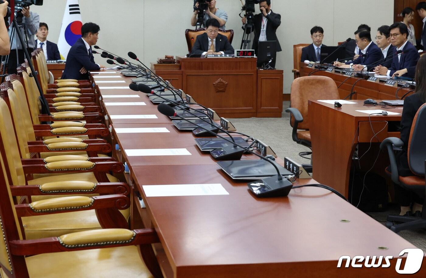 본문 이미지 - 12일 서울 여의도 국회에서 열린 과학기술정보방송통신위원회 전체회의에 더불어민주당 의원들이 불참해 자리가 비어 있다. 이날 과방위에서 국민의힘 의원들은 '김만배-신학림 허위 인터뷰' 의혹과 관련한 현안질의를 진행할 계획이였다. 2023.9.12/뉴스1 ⓒ News1 송원영 기자
