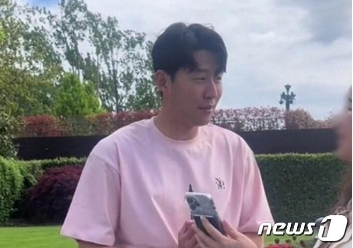 본문 이미지 -  아이폰을 직접 들고 사진을 찍어달라는 팬에게 양해를 구하는 손흥민 선수 (데일리 메일 갈무리)