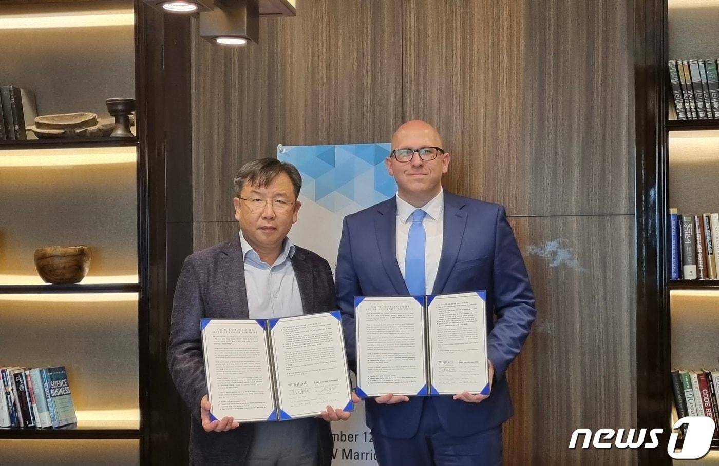 홍기종 가천대 신변종감염병mRNA백신사업단장(왼쪽)과 트피터 스톨바 트라이링크 바이오테크놀로지 부사장.(가천대 제공)