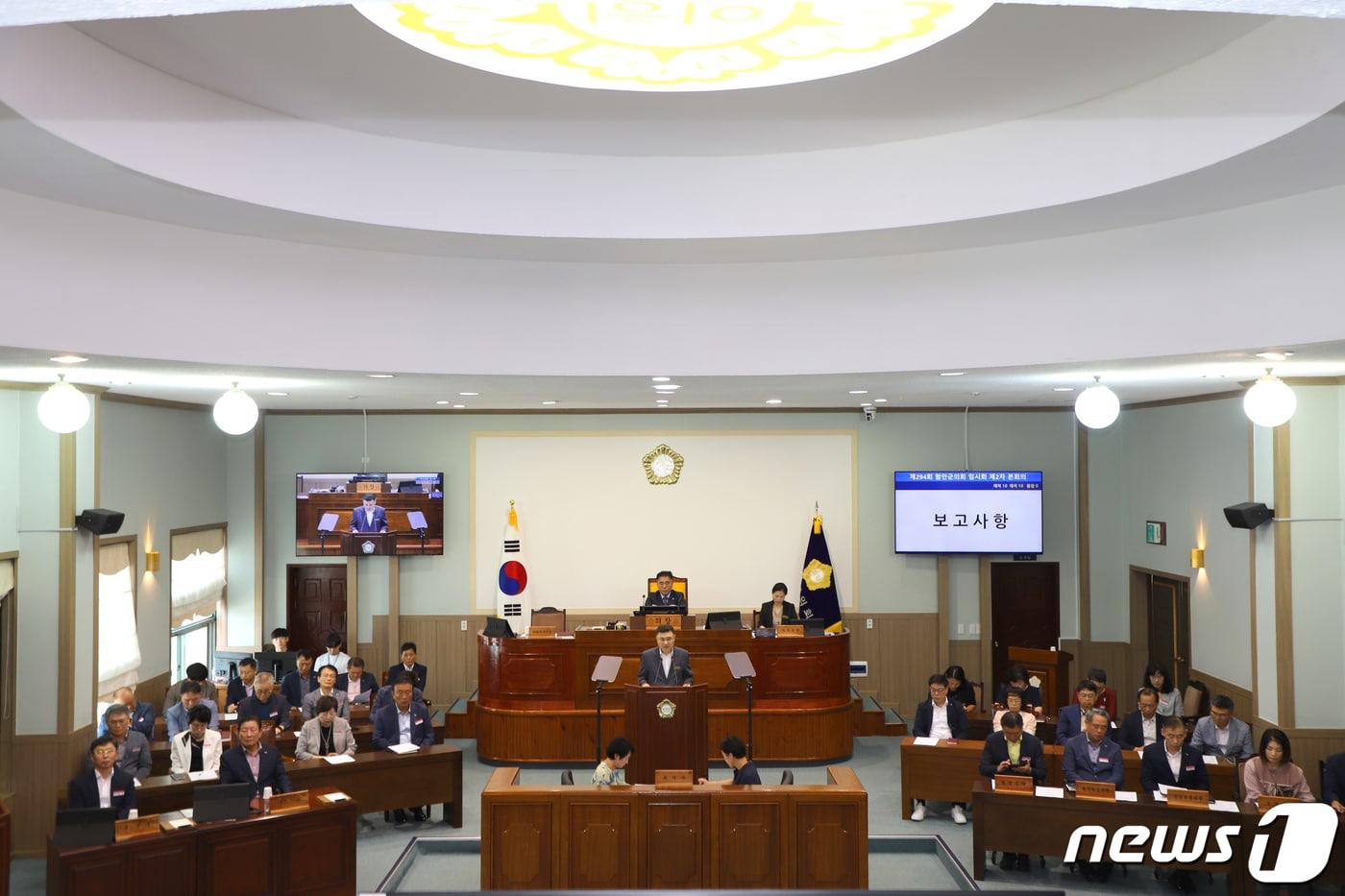 본문 이미지 - 함안군의회가 12일 제294회 임시회를 폐회하고 있다.(함안군의회 제공)