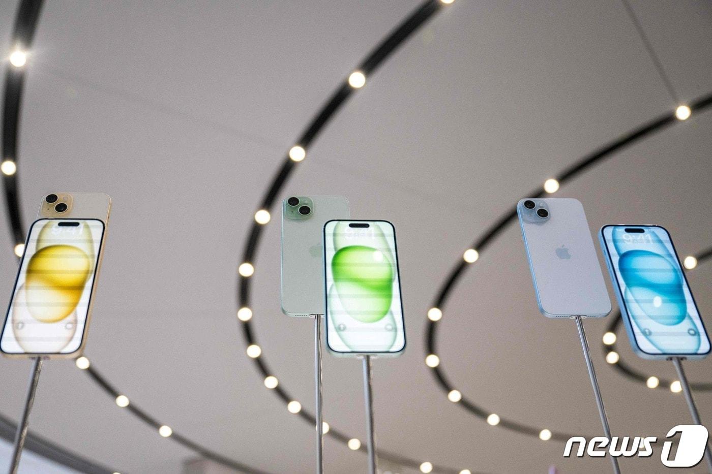 12일(현지시간) 미국 캘리포니아 쿠퍼티노 애플 본사에서 열린 신제품 출시행사 '원더러스트(Wonderlust)'에서 아이폰15 제품들이 전시되고 있다. 이번 시리즈부터는 처음으로 USB-C 충전단자가 도입됐다. 2023.09.12/ ⓒ AFP=뉴스1 ⓒ News1 홍유진 기자