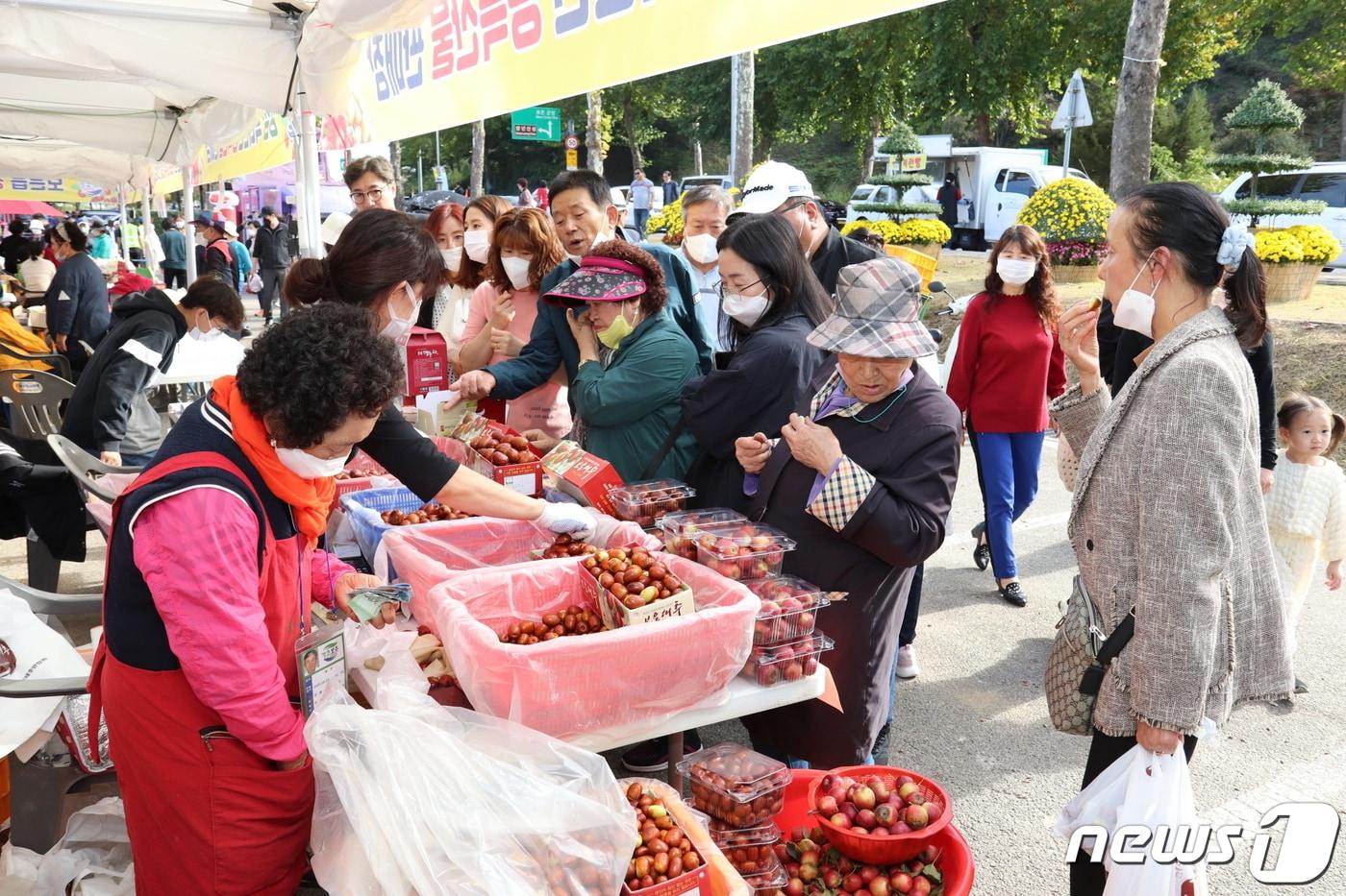 본문 이미지 - 지난해 보은대추축제 기간에 열린 결초보은 농특산물 한마당 장터 모습. (보은군 제공) /뉴스1 