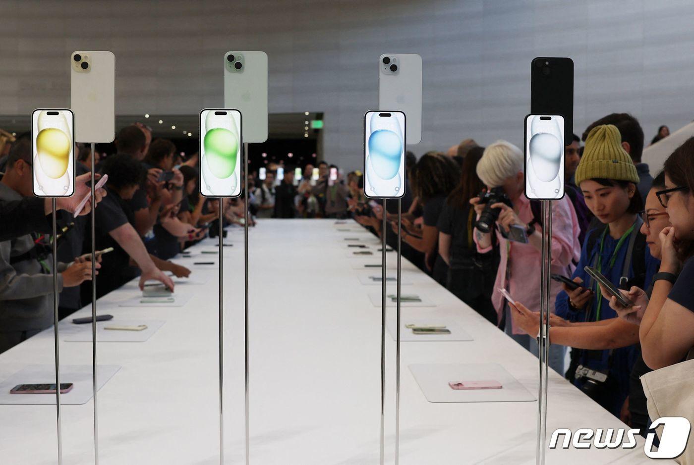 12일(현지시간) 미국 캘리포니아 쿠퍼티노 애플 본사에서 열린 신제품 출시행사 '원더러스트(Wonderlust)'에서 사람들이 새로 출시된 아이폰 15 시리즈를 둘러보고 있다. 2023.09.12/ ⓒ AFP=뉴스1 ⓒ News1 홍유진 기자