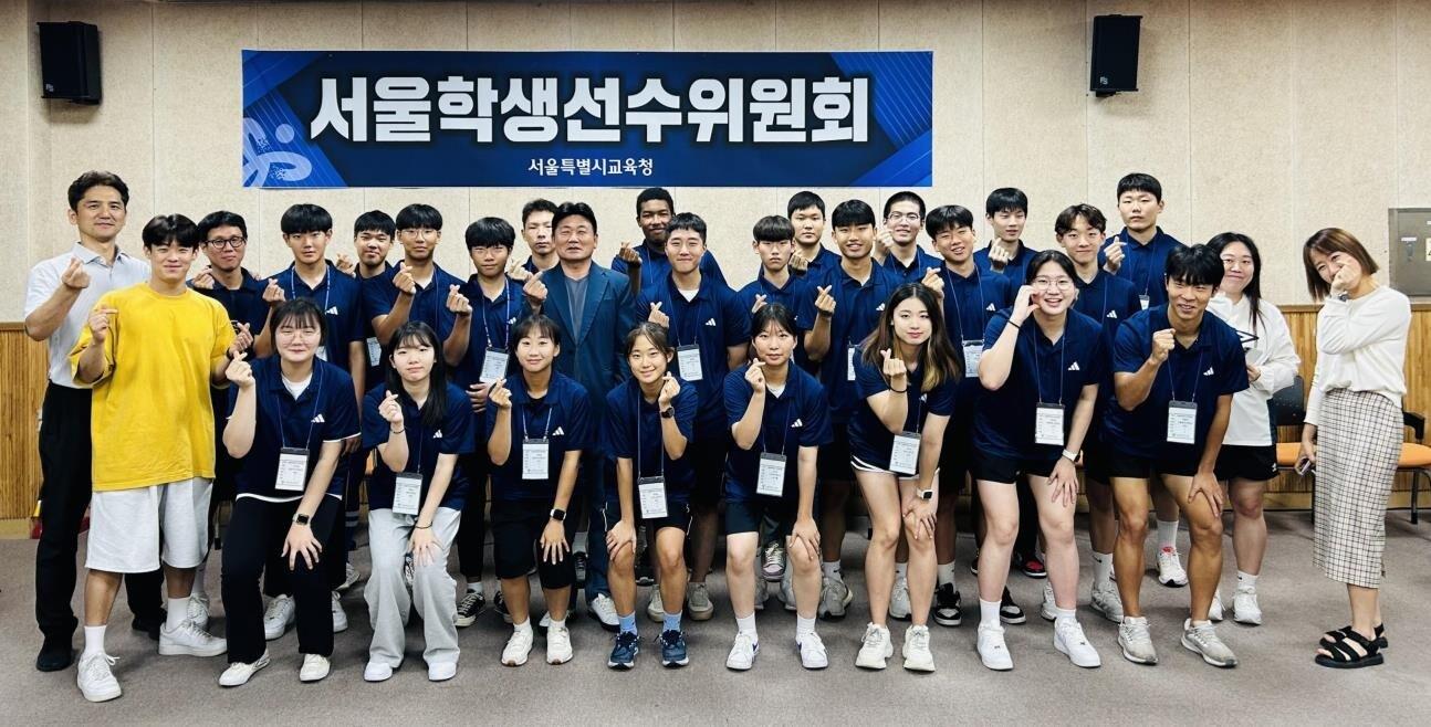 본문 이미지 - 서울시교육청은 서울학생선수위원회 정례회에 23명 학생선수 위원 전원이 참석한 가운데 '서울 학생선수 헌장'을 제정했다고 13일 밝혔다. 서울시교육청 제공