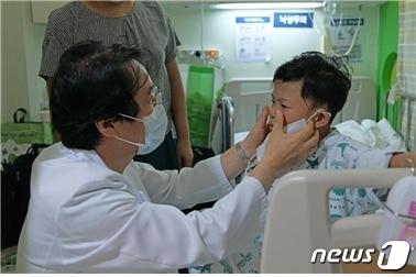 본문 이미지 - 김웅한 서울대병원 소아흉부외과 교수가 코코의 수술경과를 살피고 있다. (서울대병원 제공)