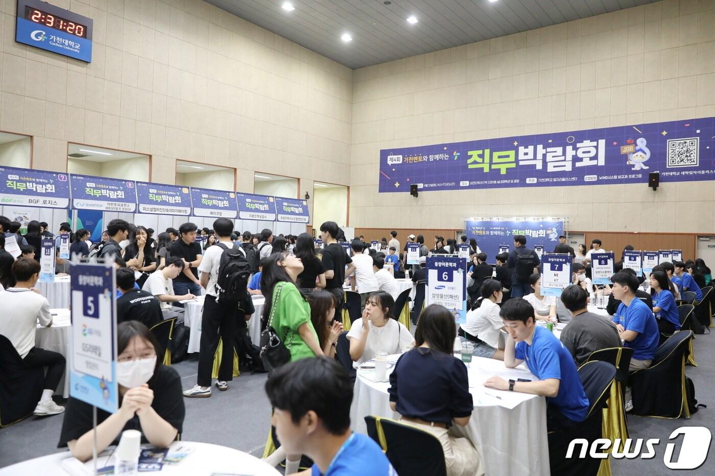 본문 이미지 - 가천대가 12일 개최한 ‘가천멘토와 함께하는 직무박람회’에서 재학생들이 졸업생 멘토와 상담을 하고 있다.(가천대 제공)