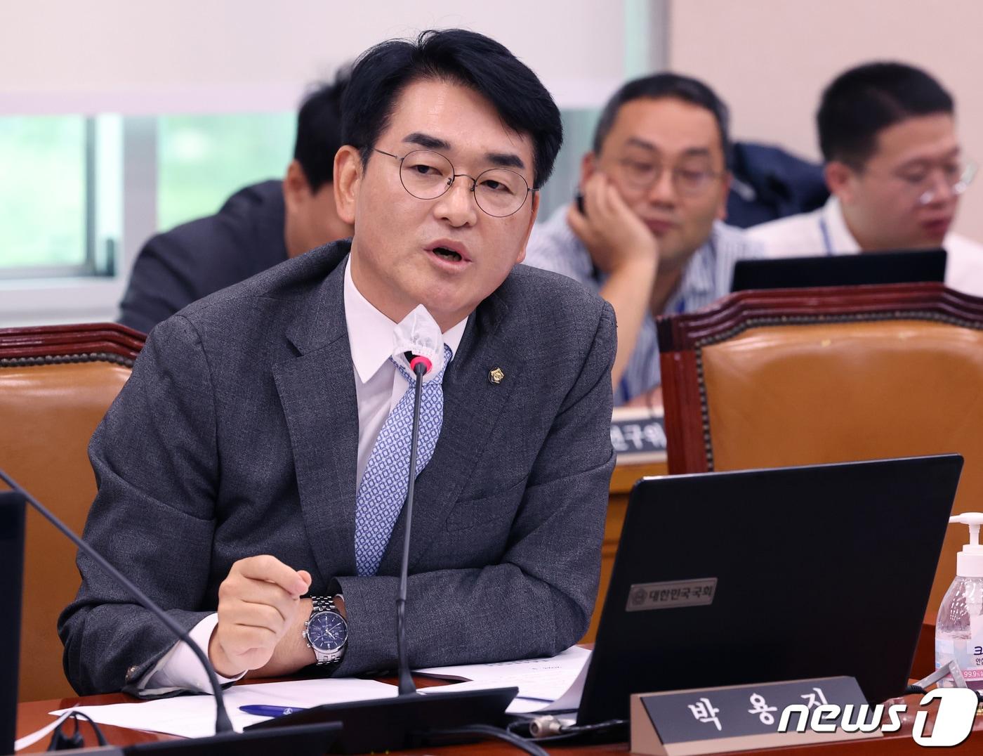 본문 이미지 - 박용진 더불어민주당 의원이 13일 오전 서울 여의도 국회에서 열린 법제사법위원회 전체회의에서 질의를 하고 있다. 2023.9.13/뉴스1 ⓒ News1 송원영 기자