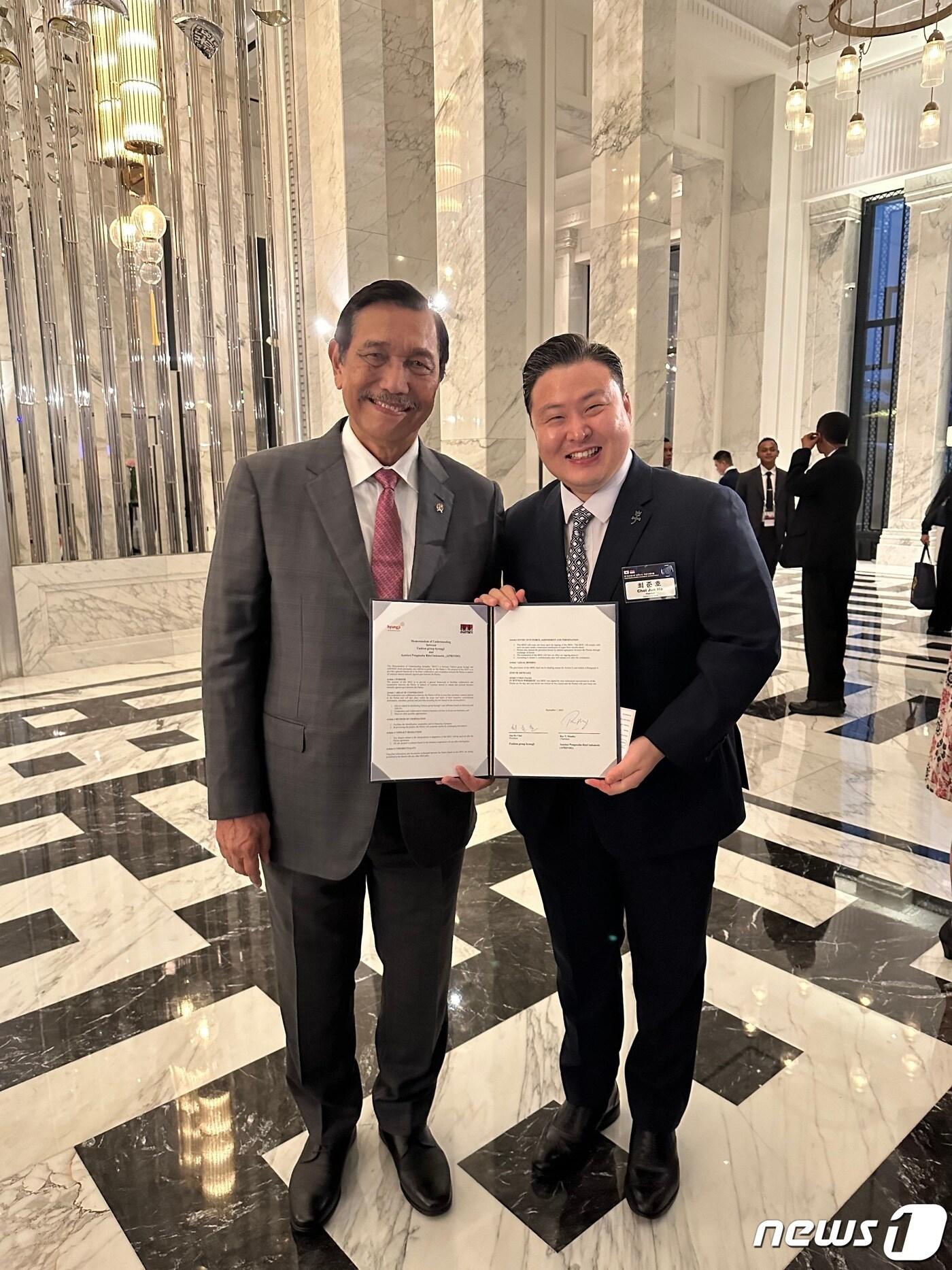 본문 이미지 - 패션그룹형지는 '글로벌 형지' 전략을 이끌고 있는 최준호 대표가 5~8일 진행된 윤석열 대통령의 인도네시아 순방에 정의선 현대차그룹 회장, 구광모 LG그룹 회장 등과 함께 참여 기업에 선발돼 동참했다.(패션그룹형지제공)