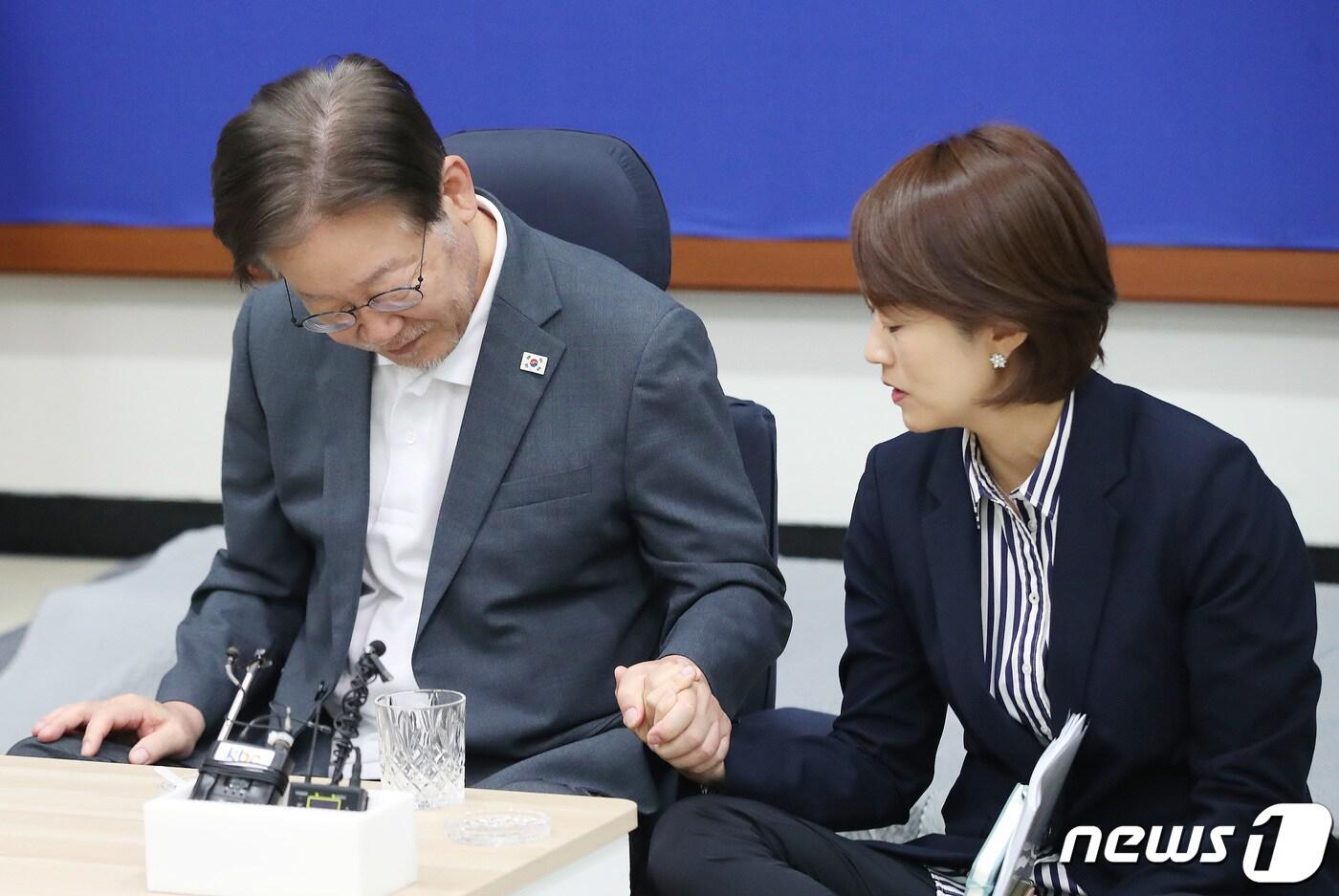 본문 이미지 - 단식 14일차인 지난 13일 이재명 더불어민주당 대표가 서울 여의도 국회 대표 회의실에서 고민정 최고위원의 손을 잡고 있다. 2023.9.13/뉴스1 ⓒ News1 임세영 기자