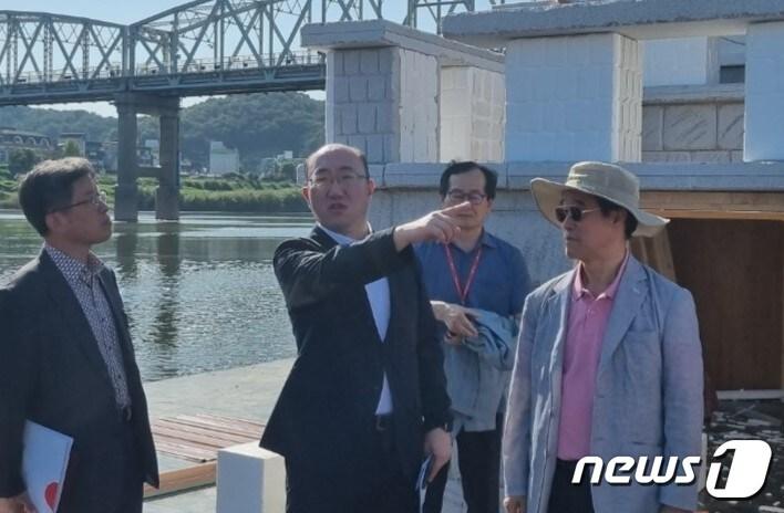 본문 이미지 - 대백제전 TF단장을 맡고 있는 김기영 부지사(가운데)가 대백제전 주무대인 공주시 미르섬 행사장을 점검하고 있다.(충남도 제공)/뉴스1