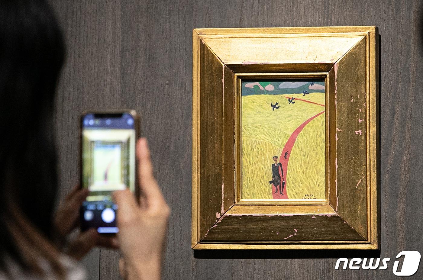 본문 이미지 - 13일 오전 서울 중구 국립현대미술관 덕수궁관에서 개막을 앞둔 '가장 진지한 고백 장욱진 회고전'에 작품들이 전시돼 있다. 오는 14일부터 개막하는 '가장 진지한 고백 장욱진 회고전'에는 장욱진의 60년의 유화, 먹그림, 매직펜 그림, 표지화와 삽화, 도자기 그림 등 270여점이 전시된다. 2023.9.13/뉴스1 ⓒ News1 이승배 기자