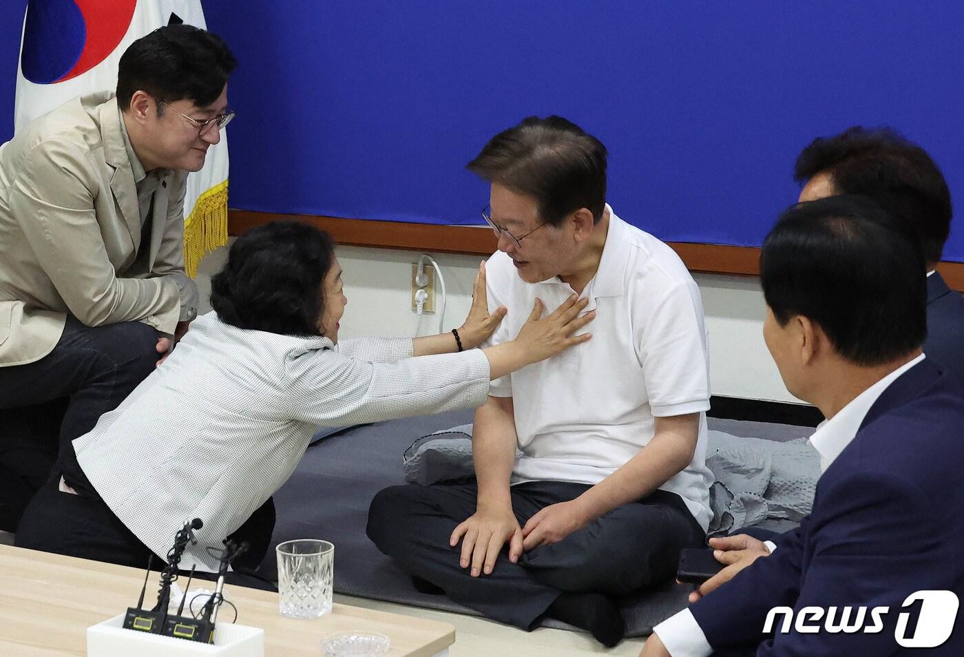 인재근 더불어민주당 의원이 13일 서울 여의도 국회 본청 더불어민주당 당 대표실에서 단식 농성 14일차를 맞은 이재명 대표의 건강을 걱정하며 대화를 나누고 있다. 국회 본청 앞에 마련된 천막에서 단식을 해오던 이 대표는 건강 상태 악화로 내부 당대표회의실로 단식 장소를 옮겼다. (공동취재) 2023.9.13/뉴스1 ⓒ News1 임세영 기자