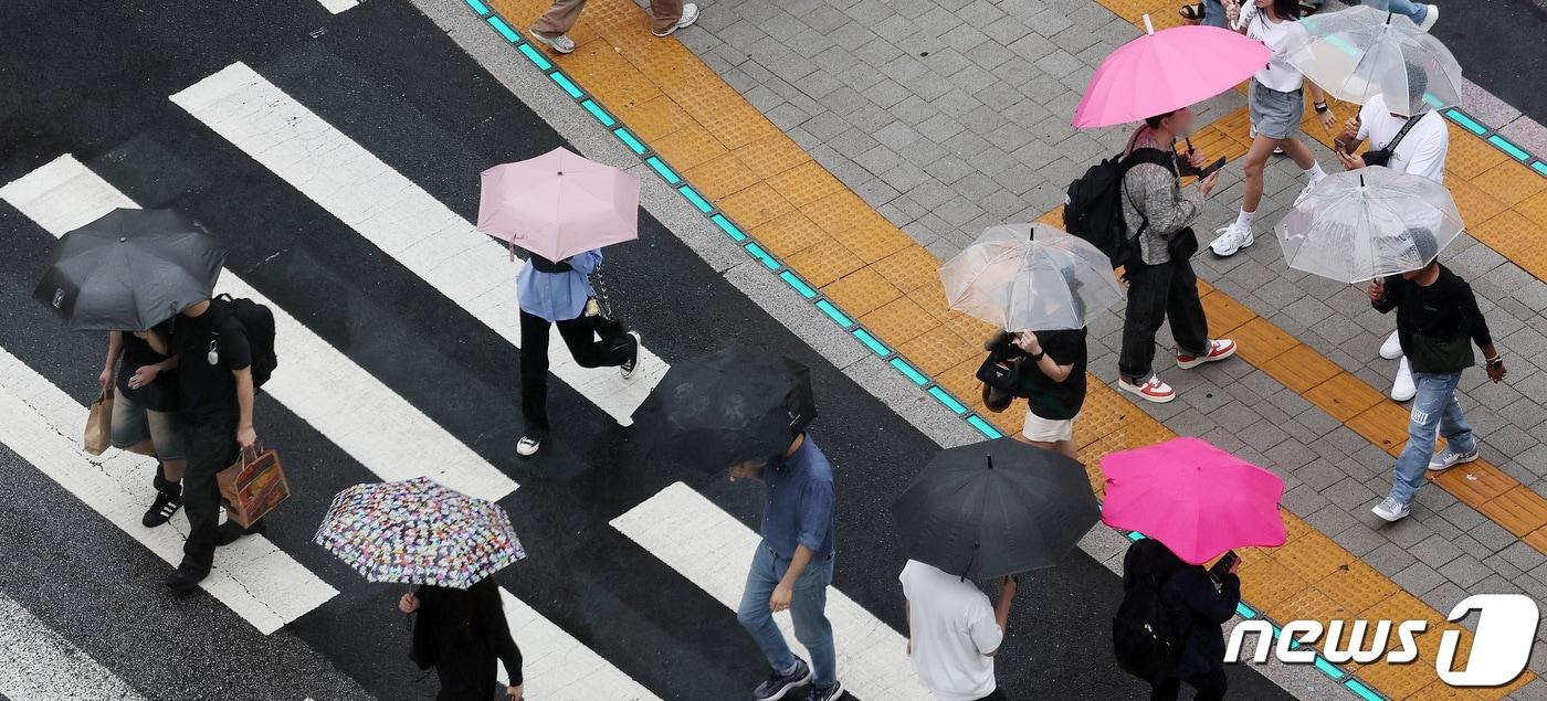 본문 이미지 - 가을비가 내리는 13일 오후 서울 마포구 홍대입구역 사거리에서 우산을 쓴 시민들이 발걸음을 재촉하고 있다. 2023.9.13/뉴스1 ⓒ News1 이동해 기자