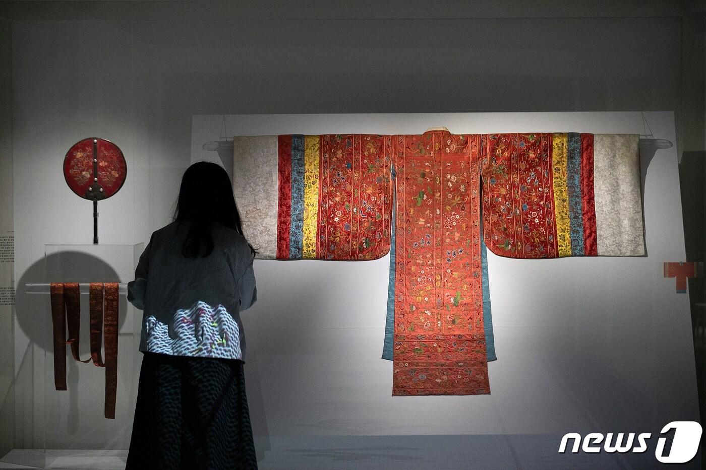 13일 서울 종로구 국립고궁박물관에서 열린 특별전시 '활옷만개-조선왕실 여성 혼례복' 언론공개회에 조선시대 혼례복인 활옷이 전시돼 있다. 조선 왕실 여성들의 활옷 및 관련 유물 등이 공개되는 활옷 만개 - 조선왕실 여성 혼례복 전시는 오는 15일부터 12월 13일까지 열린다. 2023.9.13/뉴스1 ⓒ News1 이승배 기자
