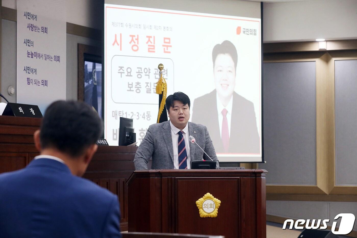 본문 이미지 - 시정질의하는 배지환 수원시의원과 답변하는 이재준 수원시장.(수원시의회 제)