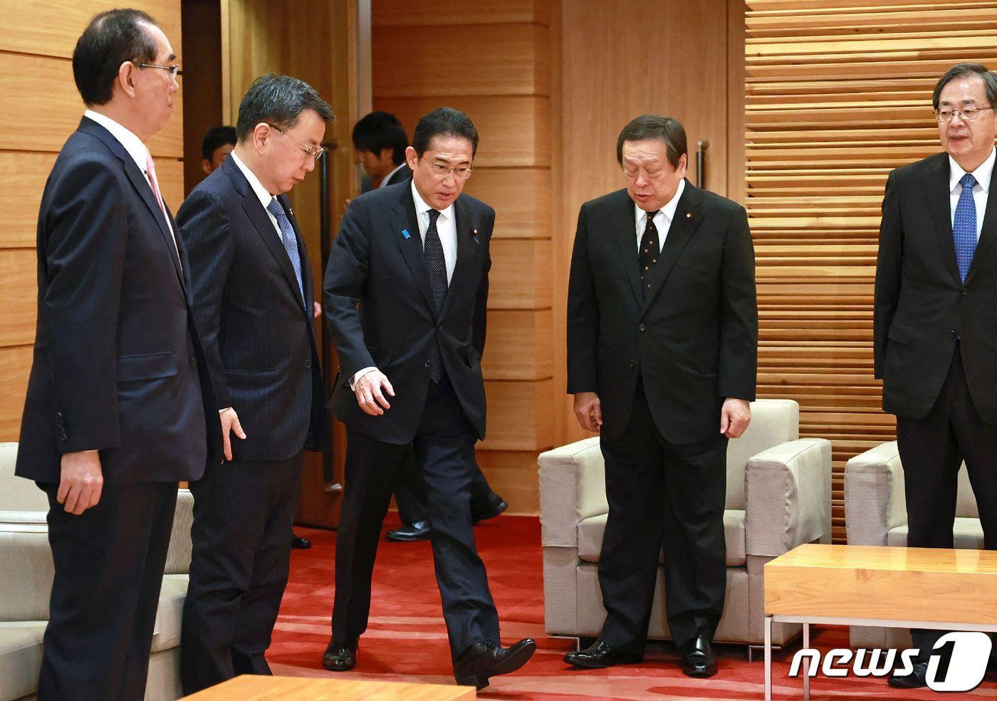 13일 일본 도쿄 총리관저에서 기시다 후미오 총리가 각료회의장으로 걸어들어오고 있다. 2023.09.13/ ⓒ AFP=뉴스1 ⓒ News1 권진영 기자