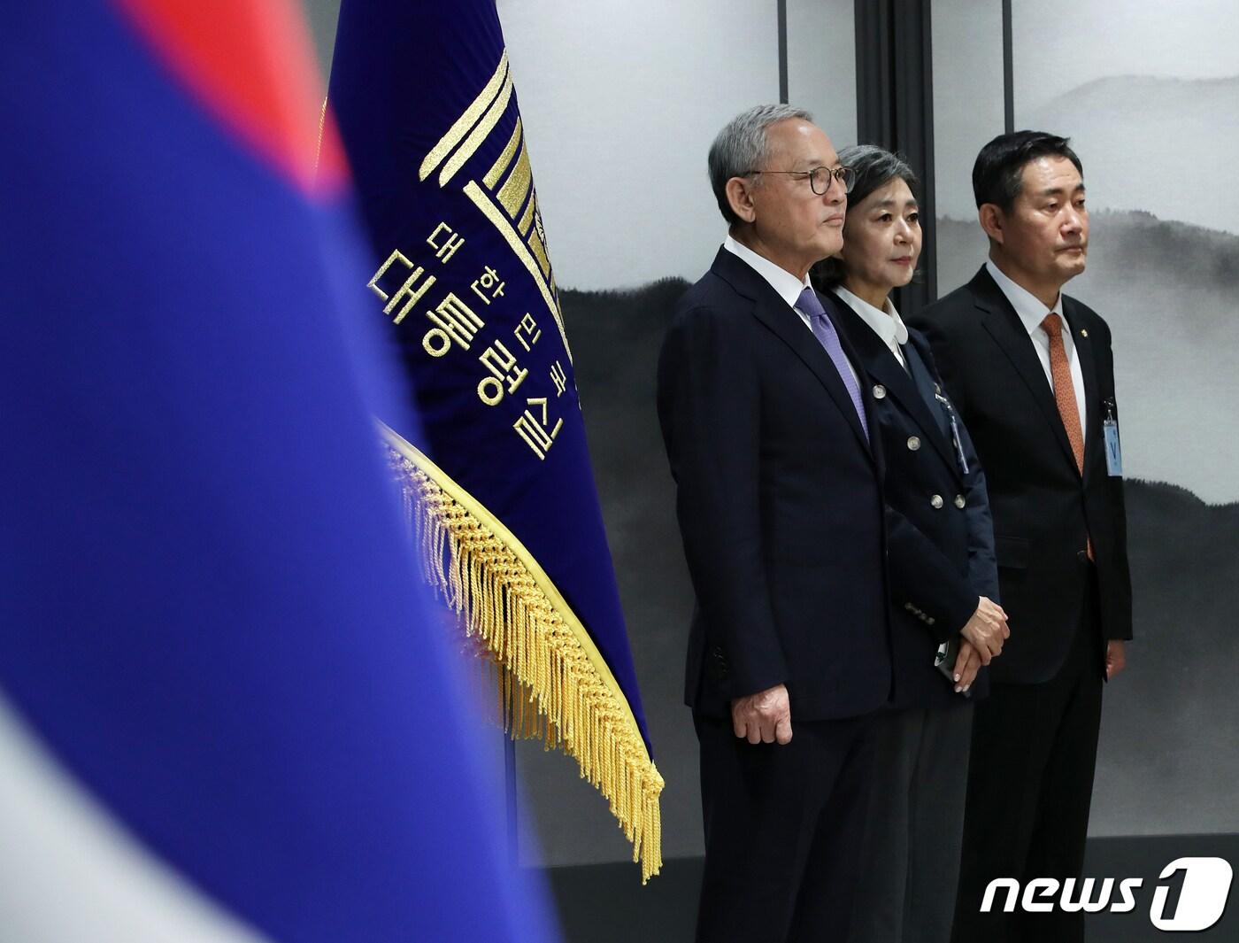 본문 이미지 - 13일 오후 용산 대통령실 청사에서 열린 정무직 인선 발표 브리핑에서 문화체육관광부 장관 후보자에 지명된 유인촌 대통령실 문화체육특별보좌관(왼쪽부터)과 여성가족부 장관 후보자에 지명된 김행 전 국민의힘 비상대책위원, 국방부 장관 후보자에 지명된 신원식 국민의힘 의원이 김대기 비서실장의 발표를 경청하고 있다. 2023.9.13/뉴스1 ⓒ News1 오대일 기자