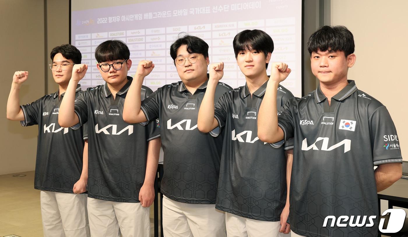 본문 이미지 - 2022 항저우 아시안게임에 출전하는 대한민국 e스포츠 ‘배틀그라운드 모바일’ 대표팀의 '스포르타' 김성현(왼쪽부터), '비니' 권순빈, '파비안' 박상철, '씨재' 최영재, '티지' 김동현이 13일 오후 서울 강남구 역삼동 크래프톤 역삼 오피스에서 열린 미디어 데이에서 기념 촬영을 하고 있다. 2023.9.13/뉴스1 ⓒ News1 김진환 기자