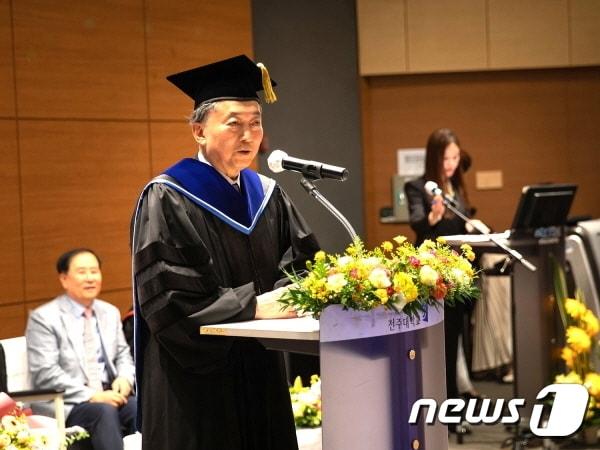 본문 이미지 - 하토야마 유키오 전 일본총리(76)가 13일 전주대학교에서 명예 행정학 박사 학위를 받았다.(2023.9.13전주대 제공)/뉴스1