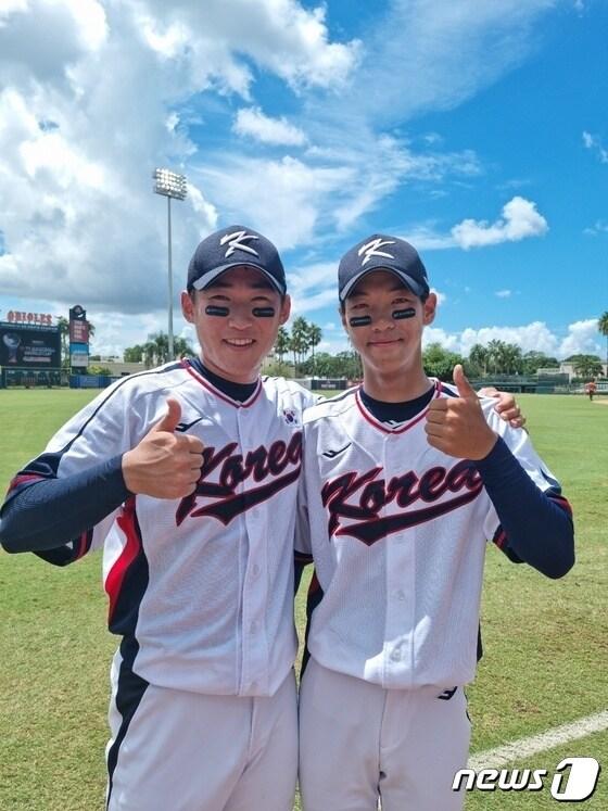 본문 이미지 - 신인 드래프트 전체 1순위 지명이 유력한 황준서(왼쪽). 사진은 지난해 세계선수권 당시 윤영철(KIA)과 함께한 모습. (대한야구소프트볼협회 제공)