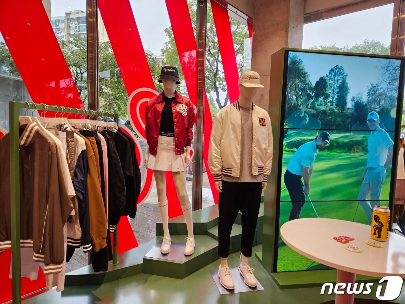 본문 이미지 - LF는 13일 서울 강남구 소재 라움웨스트에서 랜덤골프클럽 론칭을 기념하는 팝업스토어를 열었다.ⓒ 뉴스1/김진희 기자.