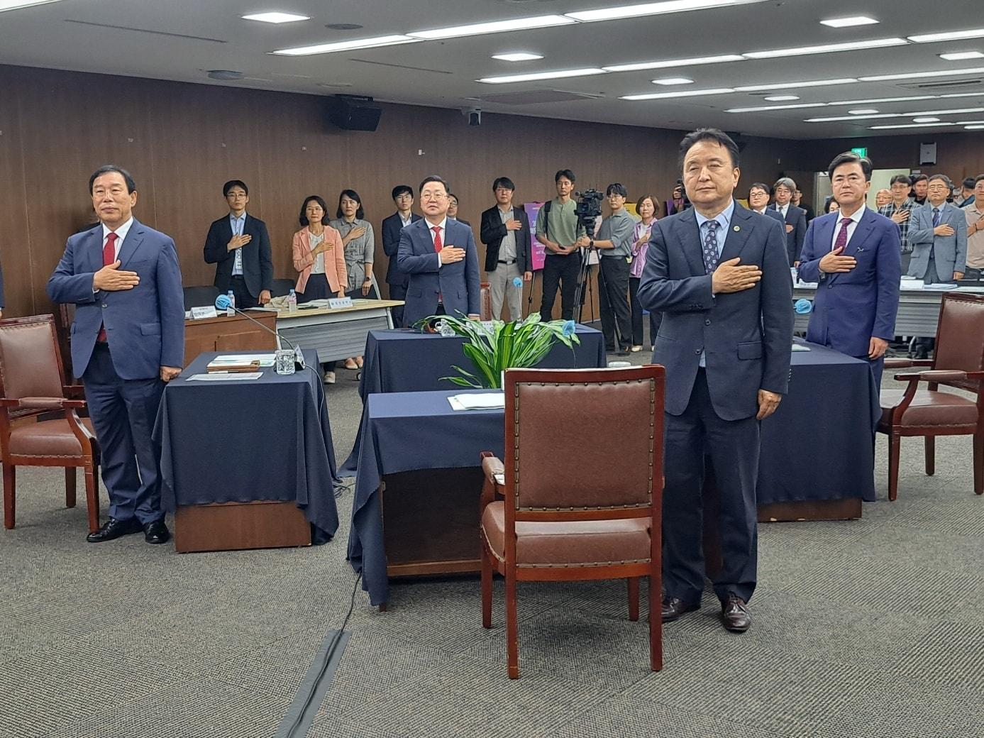 본문 이미지 - 13일 세종시청 대회의실에서 열린 '32회 충청권 행정협의회'에 참석한 최민호 세종시장, 이장우 대전시장, 김영환 충북지사, 김태흠 충남지사(앞쪽 왼쪽부터)가 국기에 대한 경례를 하고 있다.  / 뉴스1