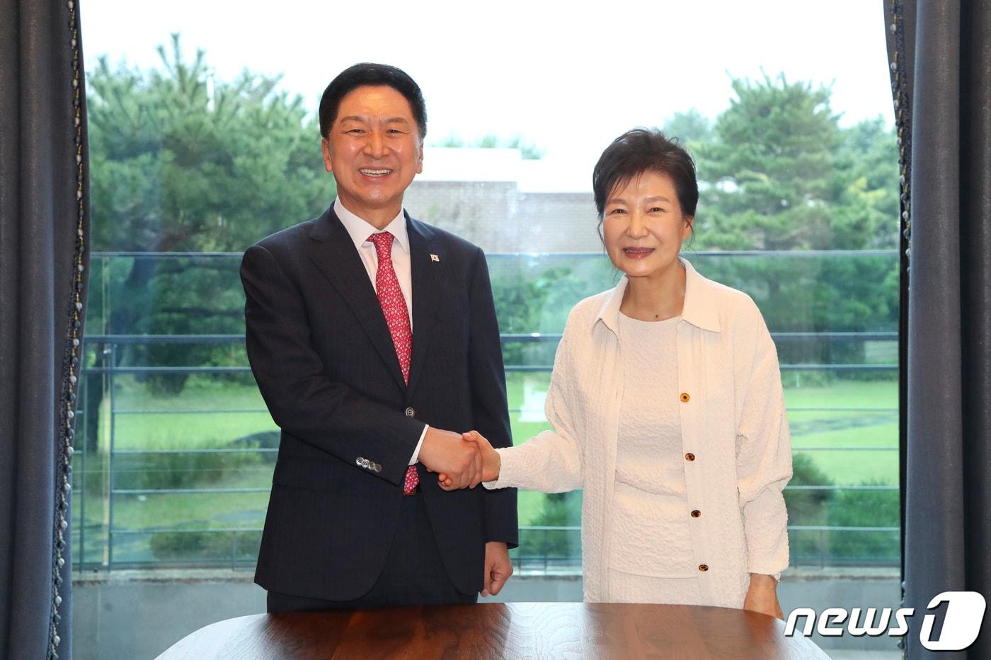 본문 이미지 - 김기현 국민의힘 대표와 박근혜 전 대통령이 13일 대구 달성군 유가읍 박 전 대통령 사저에서 악수를 나누고 있다. (국민의힘 제공) 2023.9.13/뉴스1 ⓒ News1 황기선 기자