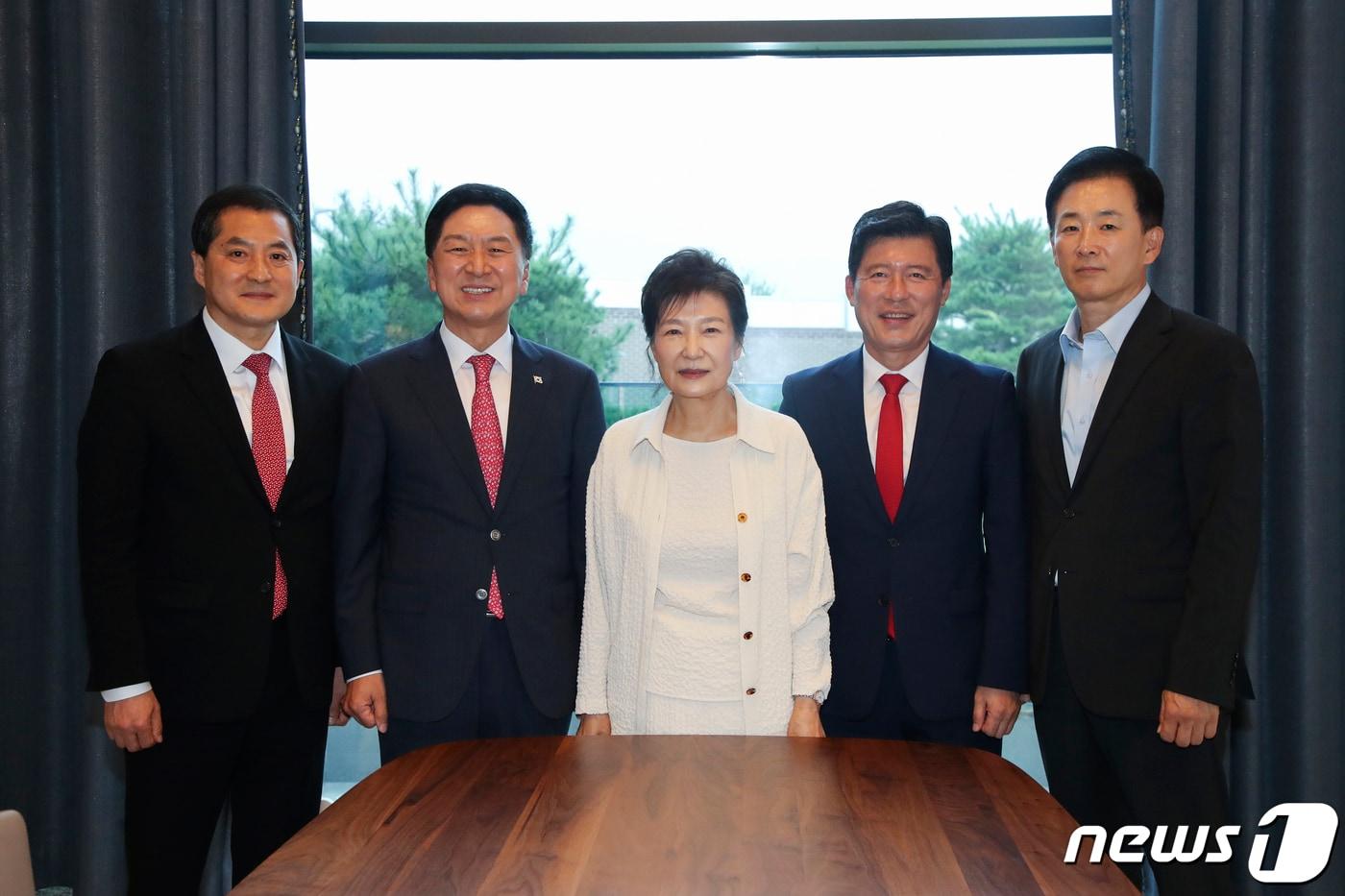 본문 이미지 - 김기현 국민의힘 대표와 박근혜 전 대통령이 13일 대구 달성군 유가읍 박 전 대통령 사저에서 기념촬영을 하고 있다. 왼쪽부터 박대출 정책위의장, 김 대표, 박 전 대통령, 구자근 당대표 비서실장, 유영하 변호사. (국민의힘 제공) 2023.9.13/뉴스1 ⓒ News1 황기선 기자