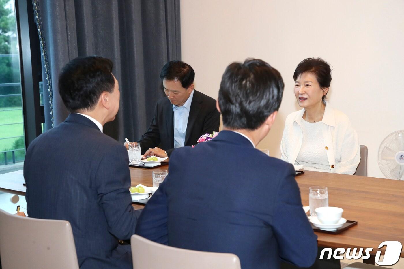 본문 이미지 - 박근혜 전 대통령이 13일 대구 달성군 유가읍 사저에서 김기현 국민의힘 대표와 대화를 나누고 있다. (국민의힘 제공) 2023.9.13/뉴스1 ⓒ News1 황기선 기자
