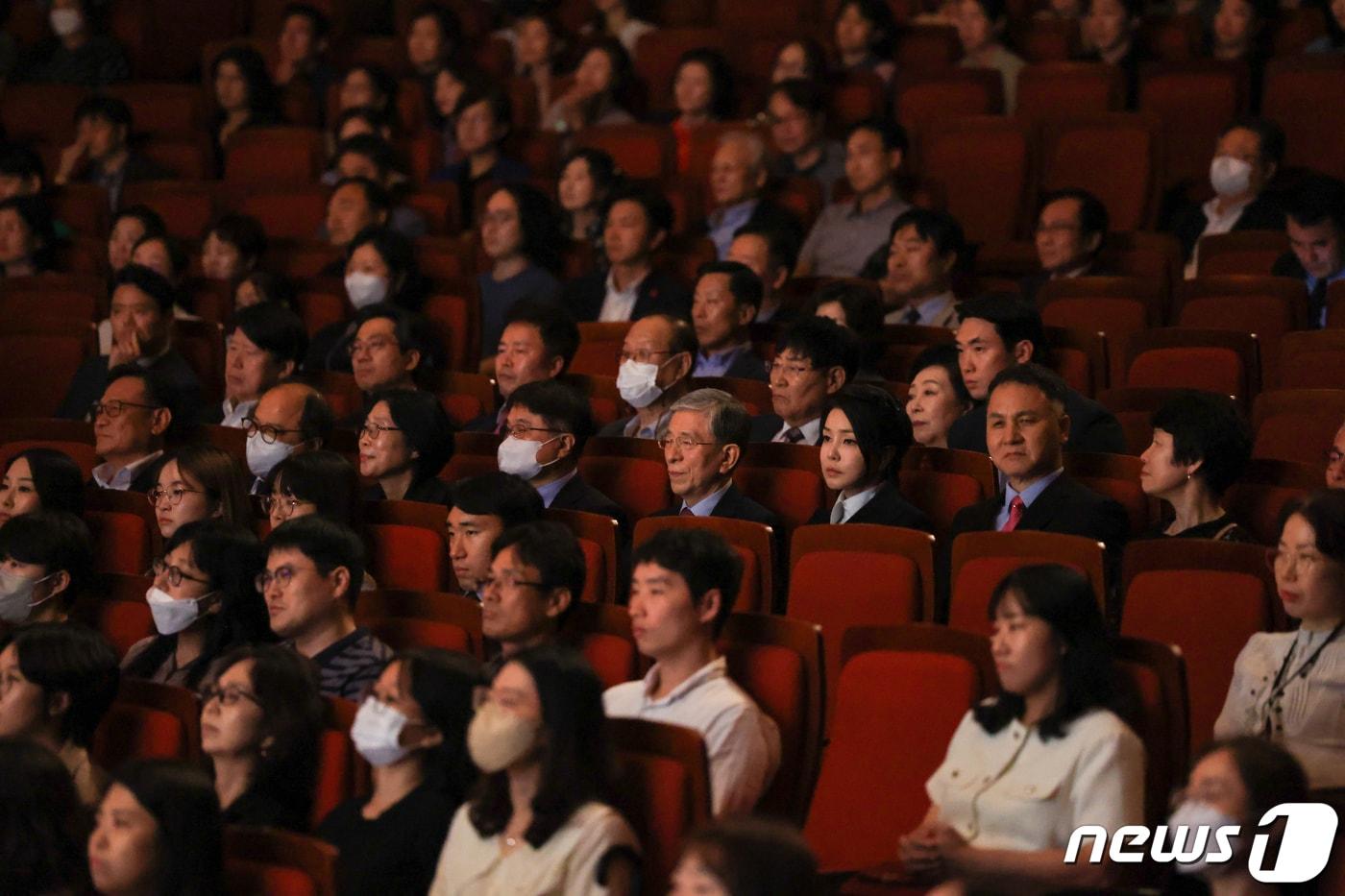 본문 이미지 - 김건희 여사가 13일 서울 종로구 세종문화회관에서 열린 시각장애인 전문 연주단인 한빛예술단 창립 20주년 음악회에 참석해 공연을 관람하고 있다. (대통령실 제공) 2023.9.13/뉴스1 ⓒ News1 오대일 기자