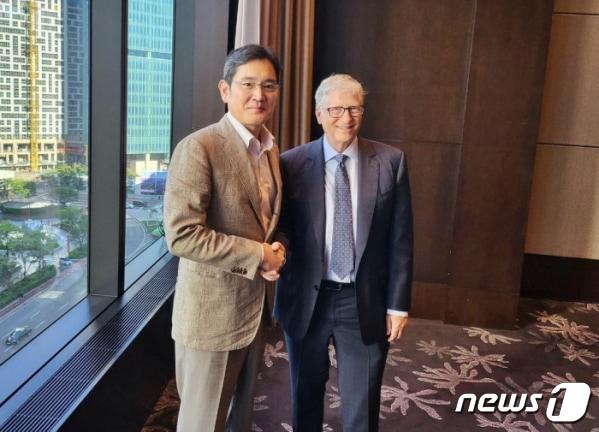본문 이미지 -  이재용 삼성전자 회장이 지난해 8월 빌 게이츠 빌앤드멜린다게이츠재단 이사장을 만나 글로벌 CSR에 대해 의견을 교환했다. (삼성전자 제공)