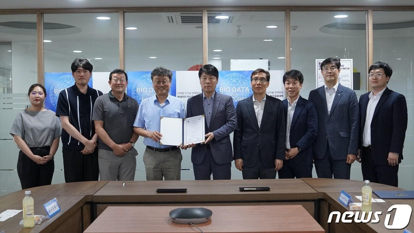 서울대학교 빅데이터 혁신융합대학 사업단과 YBM 관계자들이 기념사진을 촬영하고 있다. (YBM 제공)