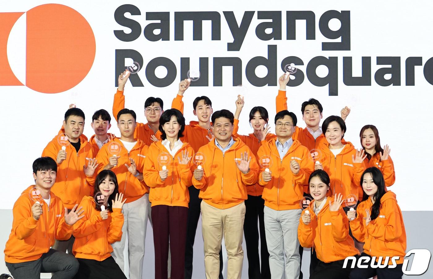 김정수 부회장을 비롯한 삼양라운드스퀘어 임직원들이 14일 오전 서울 종로구 누디트 익선에서 열린 '삼양라면 60주년 기념 비전선포식'에서 변경된 그룹 공식명칭을 소개하며 기념촬영을 하고 있다. 왼쪽부터 정우종 삼양애니 CEO, 전병우 삼양라운드스퀘어 전략기획본부장, 김정수 부회장, 김동찬 삼양식품 CEO, 김홍범 삼양스퀘어랩 연구소장, 김명진 삼양식품 CMO. 2023.9.14/뉴스1 ⓒ News1 구윤성 기자